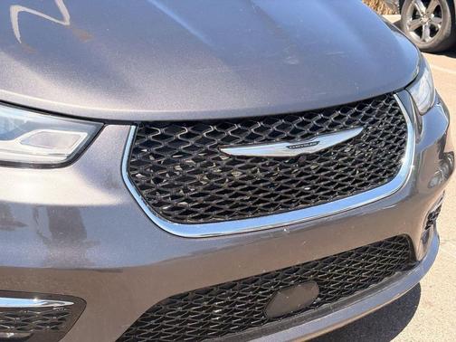 Crystal Metallic 2023 Chrysler Pacifica Touring L