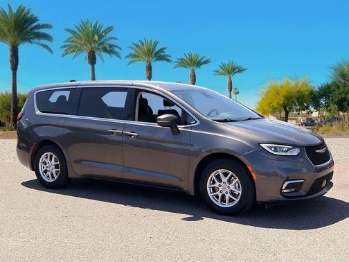 Crystal Metallic 2023 Chrysler Pacifica Touring L