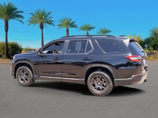 Crystal Black Pearl 2024 Honda Pilot TrailSport