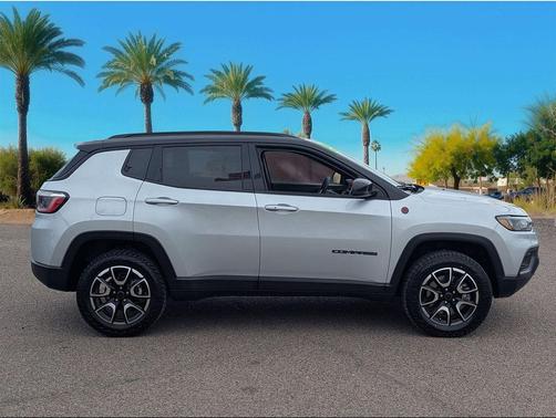 Silver Zynith Metallic Clearcoat 2025 Jeep Compass Trailhawk