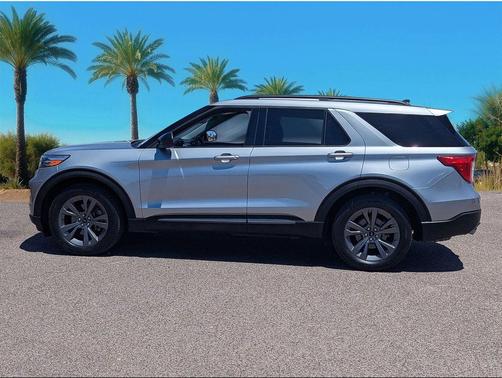 Iconic Silver Metallic 2023 Ford Explorer XLT