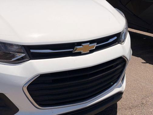 Summit White 2020 Chevrolet Trax LS