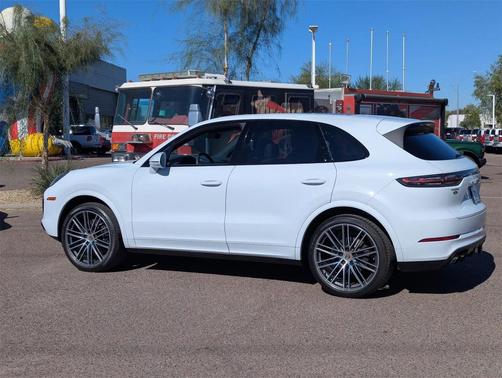 2023 Porsche Cayenne Platinum Edition