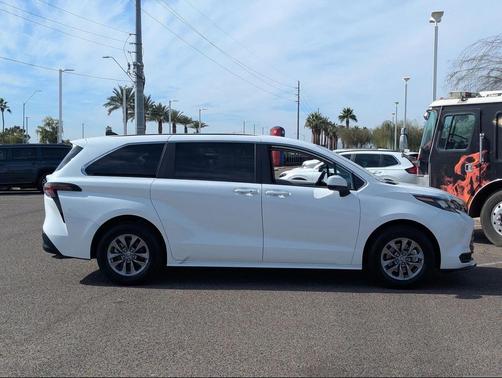2025 Toyota Sienna LE