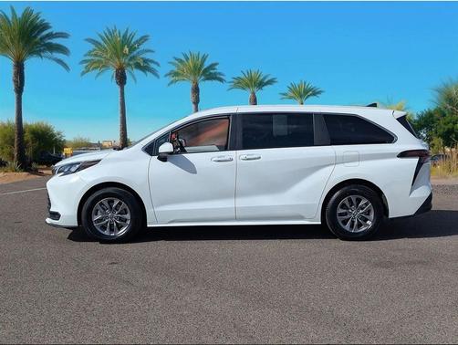 2025 Toyota Sienna LE