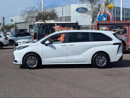 2025 Toyota Sienna LE