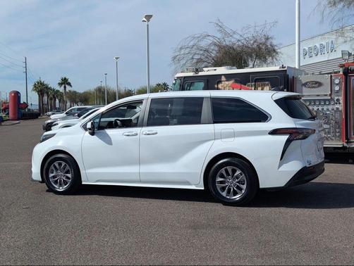 2025 Toyota Sienna LE