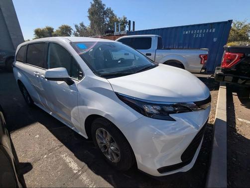 2025 Toyota Sienna LE