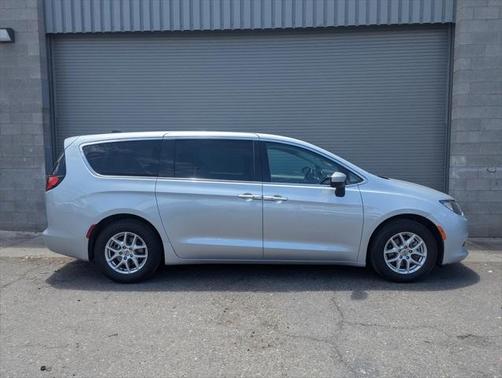 2022 Chrysler Voyager LX