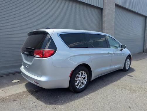 2022 Chrysler Voyager LX