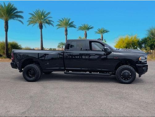 Diamond Black Crystal Pearlcoat 2024 RAM 3500 Laramie Crew Cab 4x4 8' Box