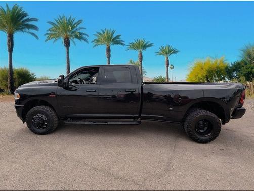 Diamond Black Crystal Pearlcoat 2024 RAM 3500 Laramie Crew Cab 4x4 8' Box