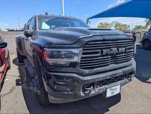 Diamond Black Crystal Pearlcoat 2024 RAM 3500 Laramie Crew Cab 4x4 8' Box