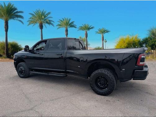 Diamond Black Crystal Pearlcoat 2024 RAM 3500 Laramie Crew Cab 4x4 8' Box