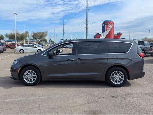 2022 Chrysler Voyager LX
