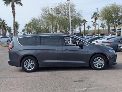 2022 Chrysler Voyager LX