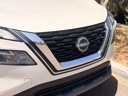 Pearl White Tricoat 2023 Nissan Rogue SV
