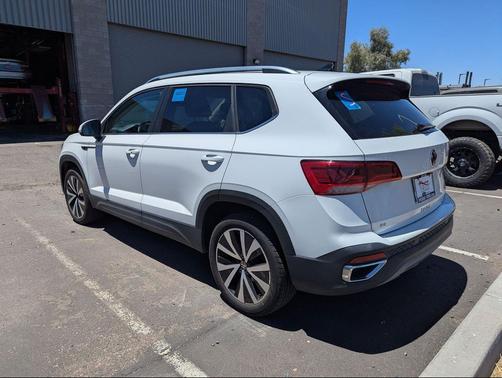 White 2024 Volkswagen Taos 1.5T SE