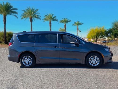 2022 Chrysler Voyager LX