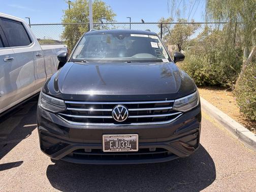 Deep Black Pearl 2023 Volkswagen Tiguan 2.0T SE