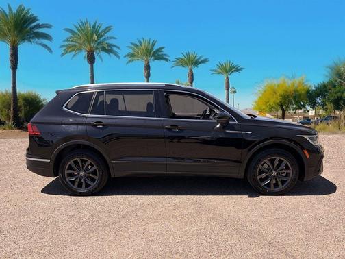 Deep Black Pearl 2023 Volkswagen Tiguan 2.0T SE