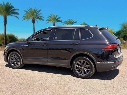 Deep Black Pearl 2023 Volkswagen Tiguan 2.0T SE