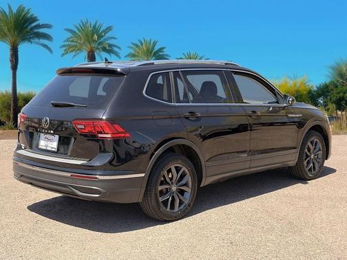 Deep Black Pearl 2023 Volkswagen Tiguan 2.0T SE