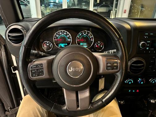 Photo 5 of 17 of 2016 Jeep Wrangler Unlimited Sport