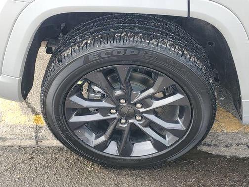 Silver Zynith 2026 Jeep Grand Cherokee Limited