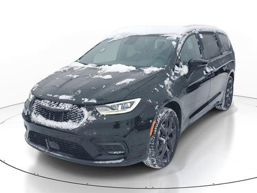 Diamond Black Crystal Pearlcoat 2026 Chrysler Pacifica Limited