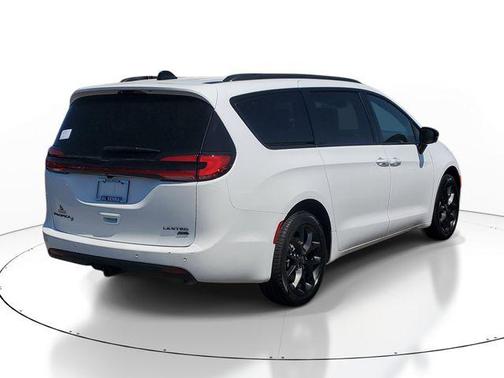 Bright White Clearcoat 2026 Chrysler Pacifica Limited