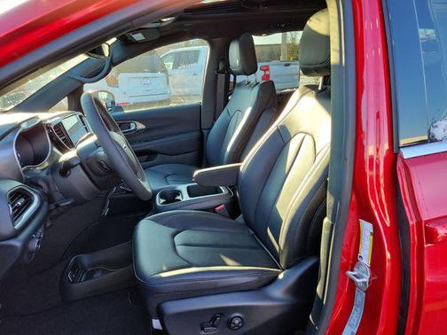 Red Hot Pearlcoat 2026 Chrysler Pacifica L