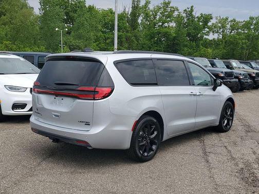Silver Mist Clearcoat 2026 Chrysler Pacifica Limited