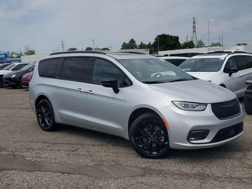Silver Mist Clearcoat 2026 Chrysler Pacifica Limited