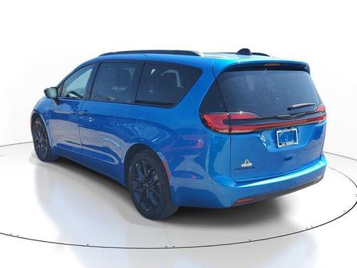 Hydro Blue Pearlcoat 2026 Chrysler Pacifica L