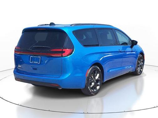 Hydro Blue Pearlcoat 2026 Chrysler Pacifica L