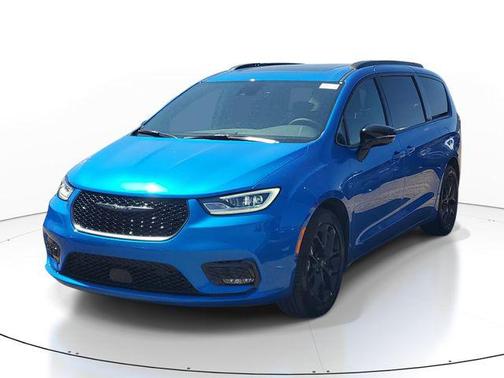 Hydro Blue Pearlcoat 2026 Chrysler Pacifica L