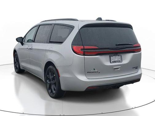 Silver Mist Clearcoat 2026 Chrysler Pacifica Limited
