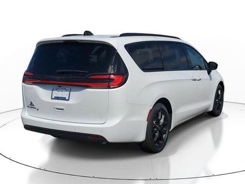 Bright White Clearcoat 2026 Chrysler Pacifica L