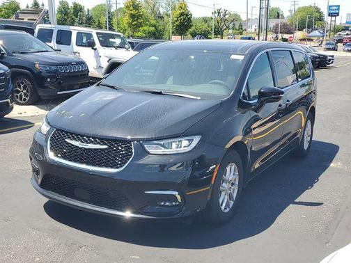 Diamond Black Crystal Pearlcoat 2026 Chrysler Pacifica L
