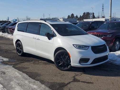 Bright White Clearcoat 2026 Chrysler Pacifica Limited