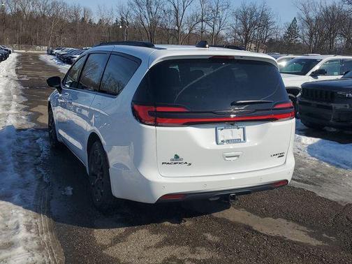 Bright White Clearcoat 2026 Chrysler Pacifica Limited
