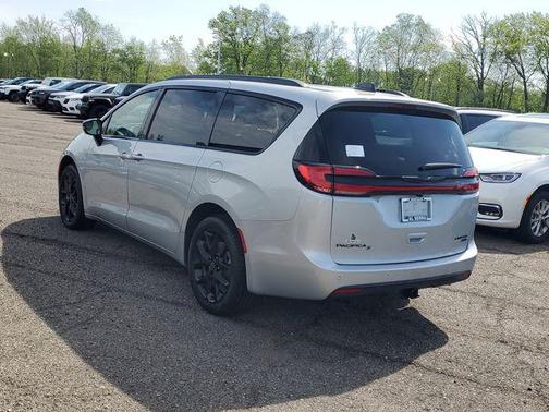 Silver Mist Clearcoat 2026 Chrysler Pacifica Limited