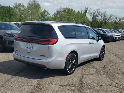 Silver Mist Clearcoat 2026 Chrysler Pacifica Limited