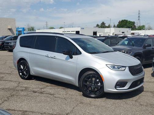 Silver Mist Clearcoat 2026 Chrysler Pacifica Limited