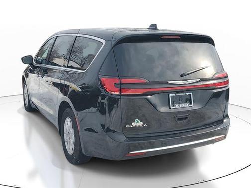 Diamond Black Crystal Pearlcoat 2026 Chrysler Pacifica L