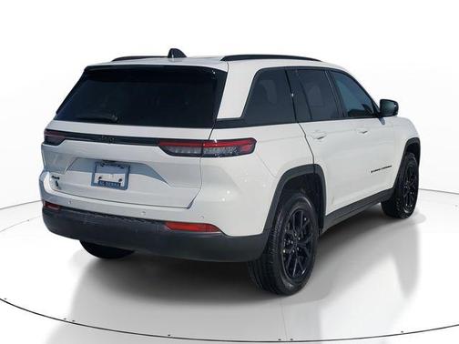 Bright White Clearcoat 2026 Jeep Grand Cherokee Altitude