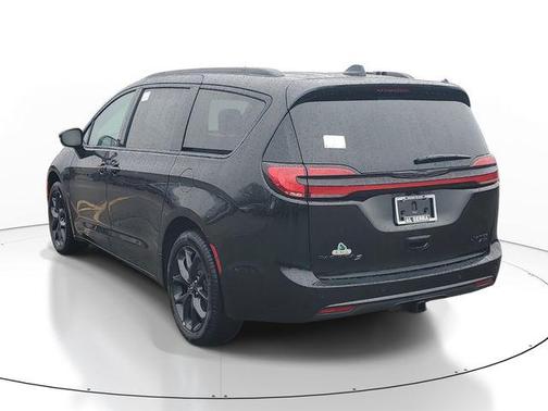 Diamond Black Crystal Pearlcoat 2026 Chrysler Pacifica Limited