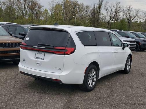 Bright White Clearcoat 2026 Chrysler Pacifica Limited