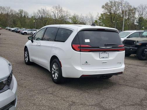 Bright White Clearcoat 2026 Chrysler Pacifica Limited